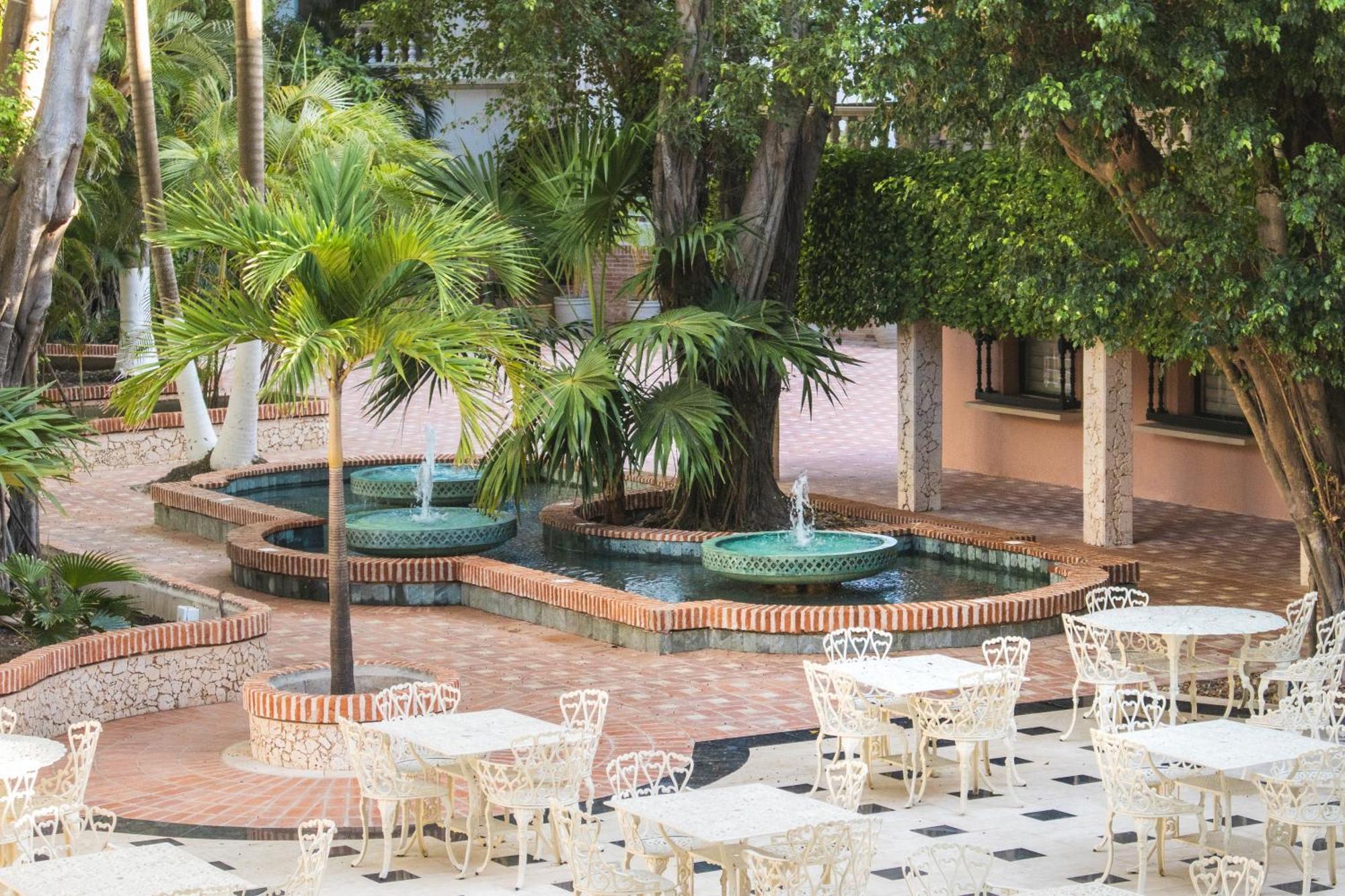 Hotel Caribe By Faranda Grand, A Member Of Radisson Individuals Cartagène Extérieur photo Fountain at the center of the mall